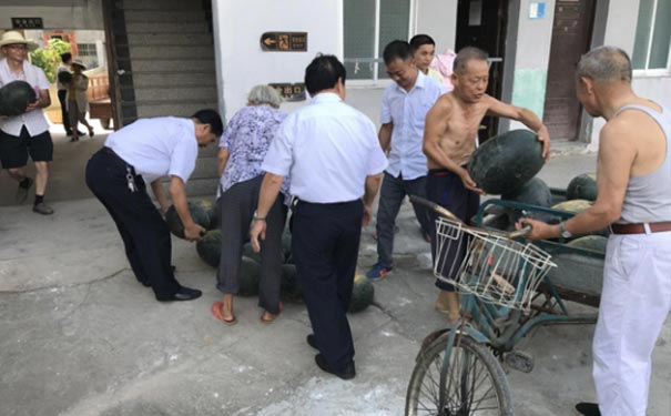 炎炎夏日，為福利院老人送清涼