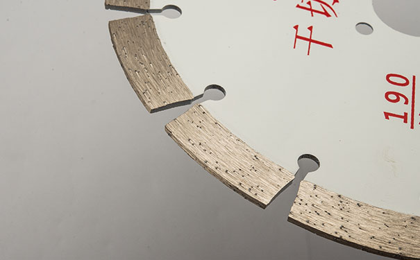 大理石鋸片在切割過程中搖擺是怎么回事呢？